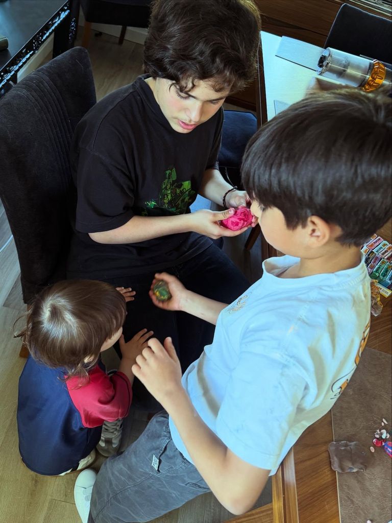 Axel con sus hermanos, Marcelo y Milo.