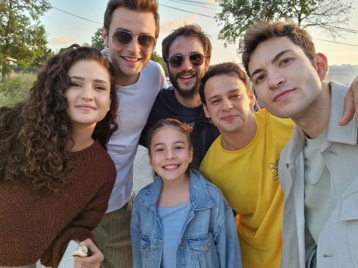 Aunque Aylin Akpınar es una de las más pequeñas de 'Hermanos' está integrada a las mil maravillas con sus compañeros