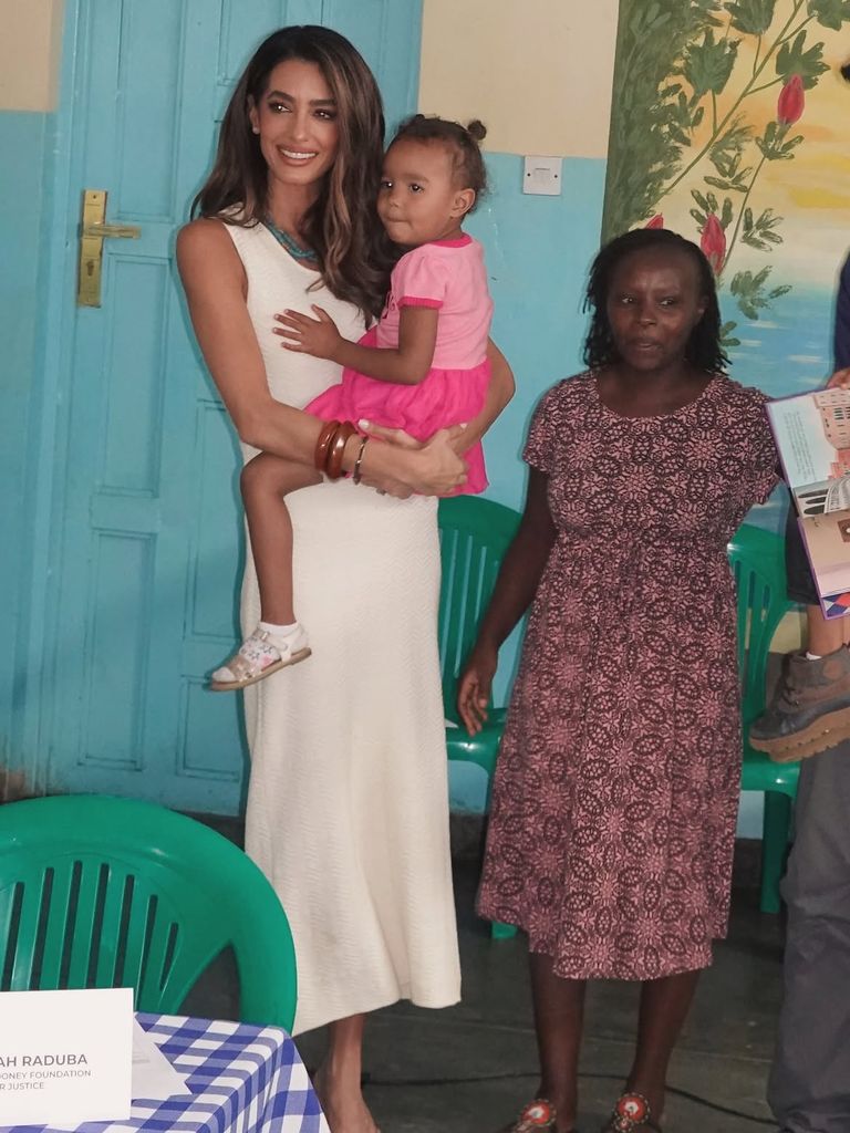Amal Clooney muestra su lado más tierno con una niña en Malawi
