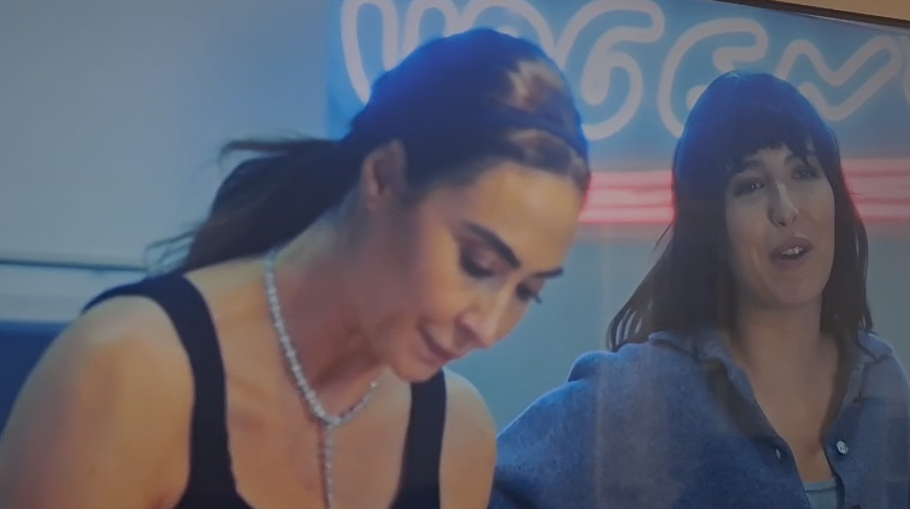 Alba Díaz junto a su tía Rocío Martín Berrocal mientras contesta a su madre