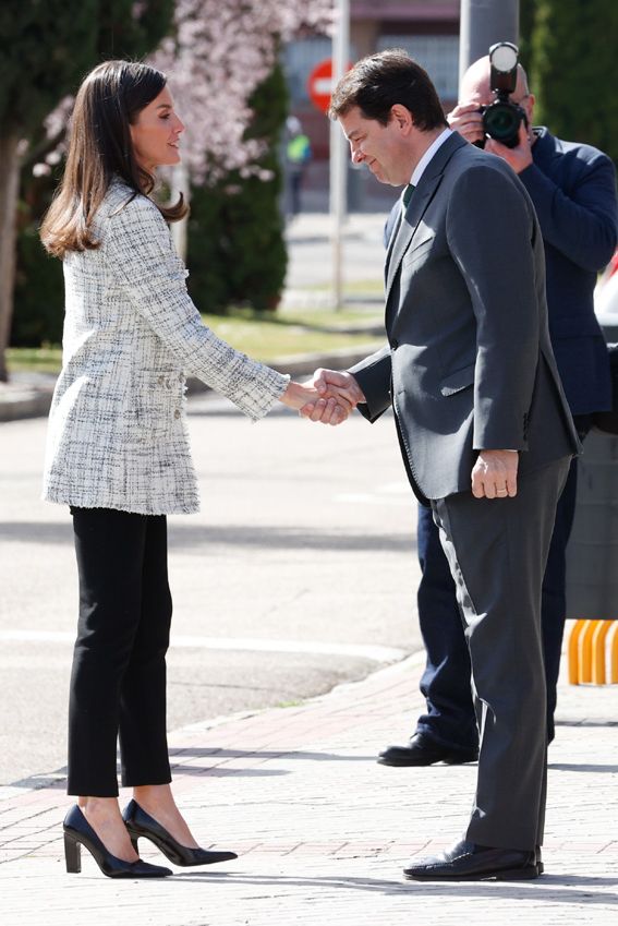 La reina Letizia estrena una chaqueta de tweed de Massimo Dutti