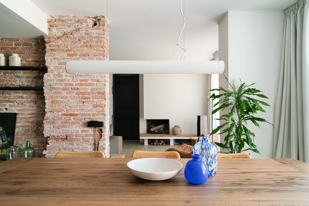 Comedor con artesanía sobre la mesa