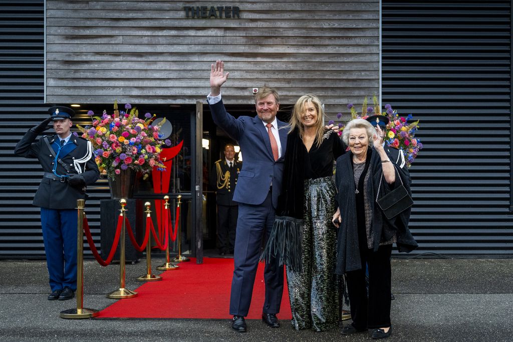 Los Reyes Guillermo y Máxima de Holanda junto a la princesa Beatriz en el concierto anual con motivo del Día del Rey en Dokkum, en Países Bajos