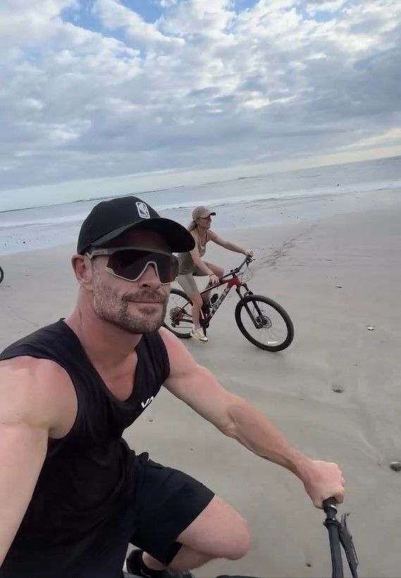 La familia ha podido disfrutar de paseon en bici por la playa