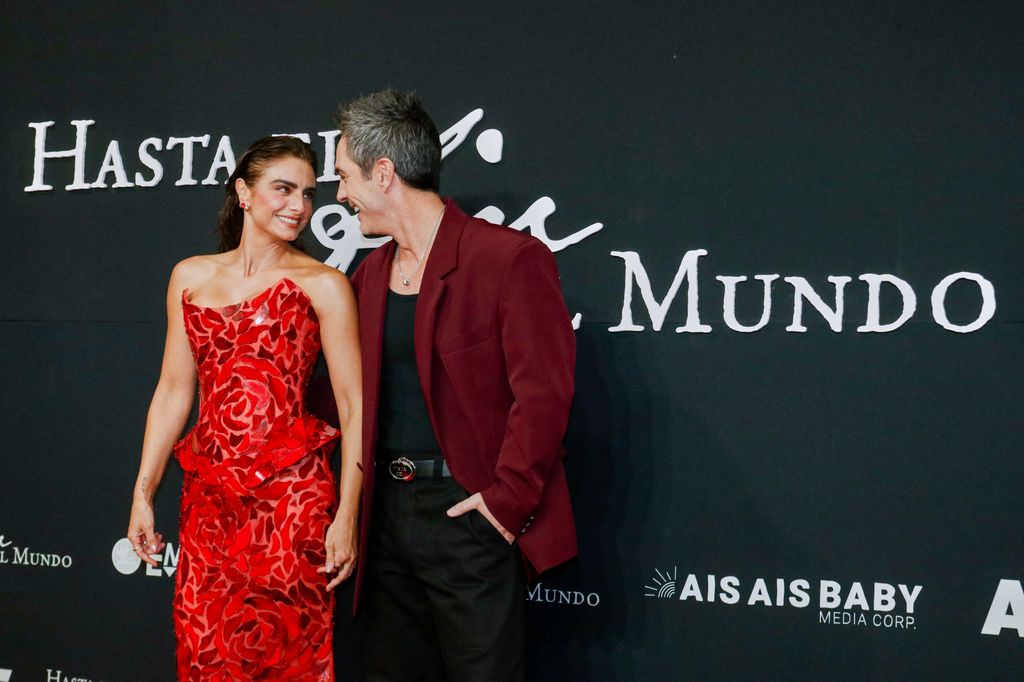 Aislinn Derbez y Mauricio Ochmann en la premier de "Hasta El Fin Del Mundo"en la Ciudad de México.