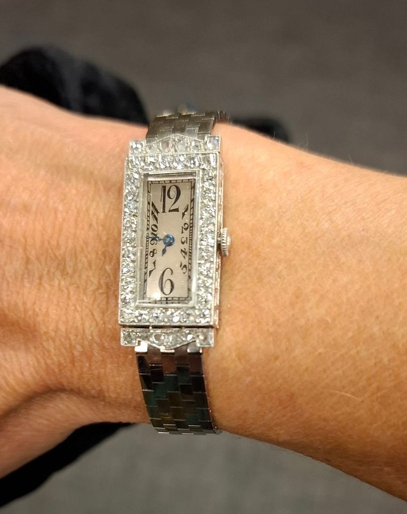 María Palacios durante los premios, junto al reloj que perteneció a Victoria Eugenia