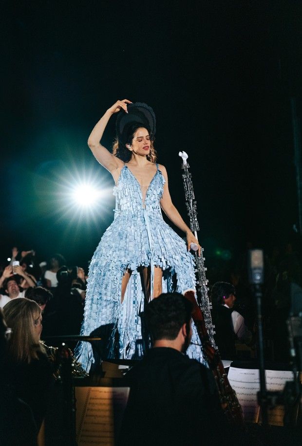 Rosalía con vestido de Dior en su gira LUX