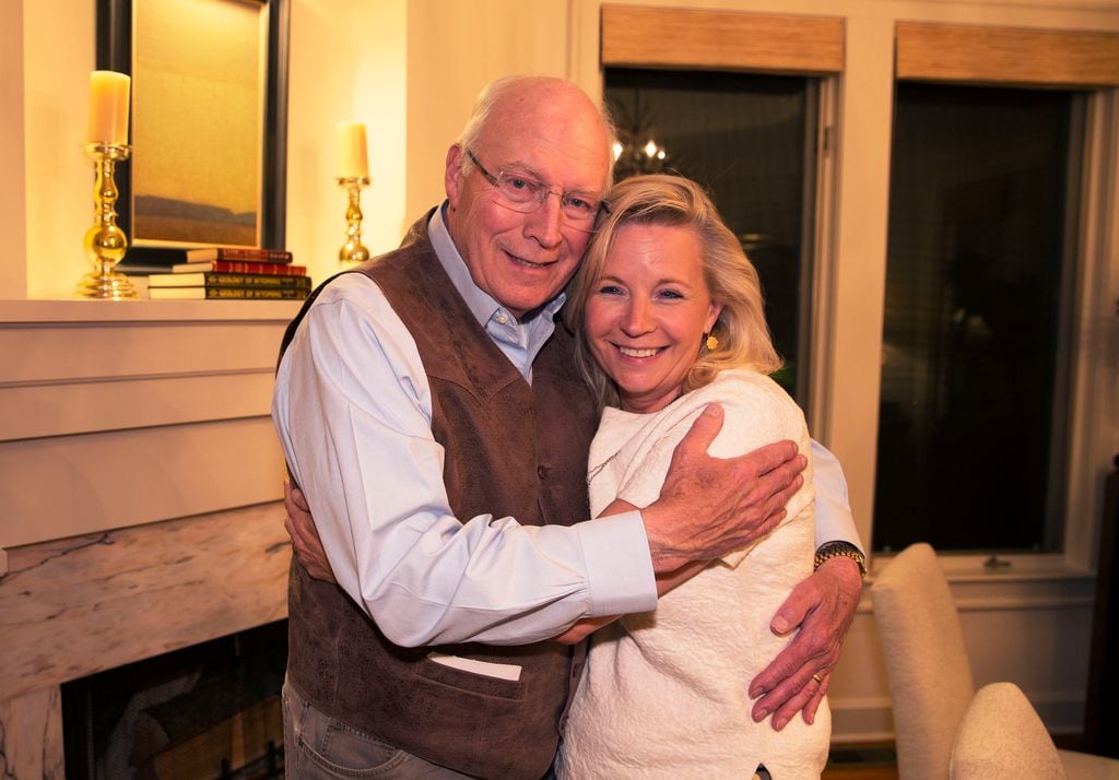 Dick Cheney con su hija Liz, que siguió sus pasos en la política