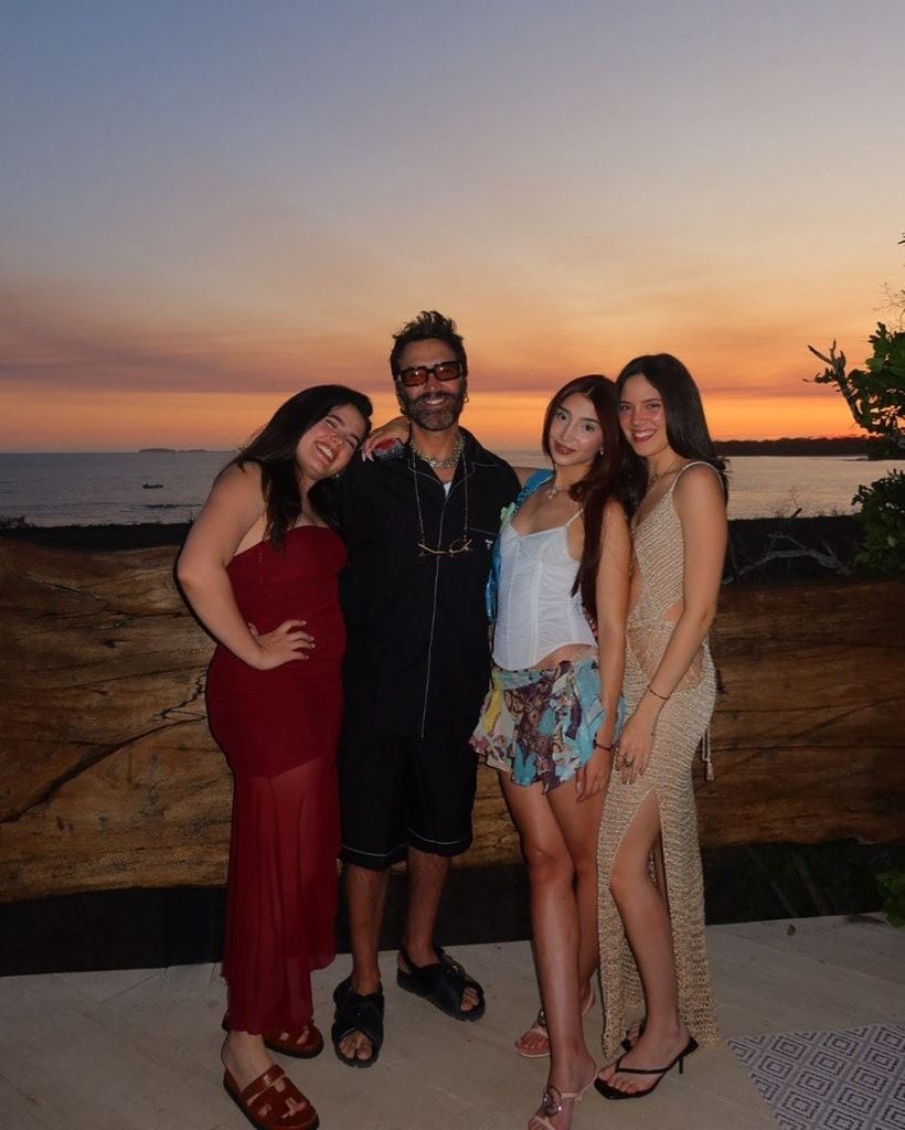 Alejandro Fernández y sus tres hijas.