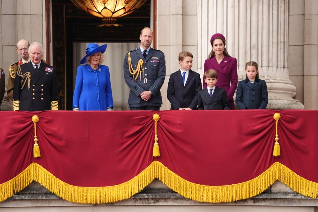 Los reyes Carlos y Camilla, El príncipe Guillermo, Kate Middleton y sus tres hijos en los actos con motivo del 80 aniversario del fin de la Segunda Guerra Mundial 