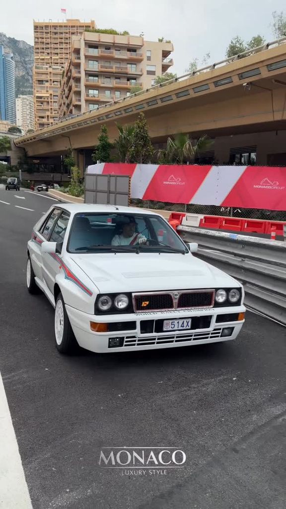 El coche de los 90 con el que soñaba media generación y que ahora conduce Fernando Alonso por Mónaco