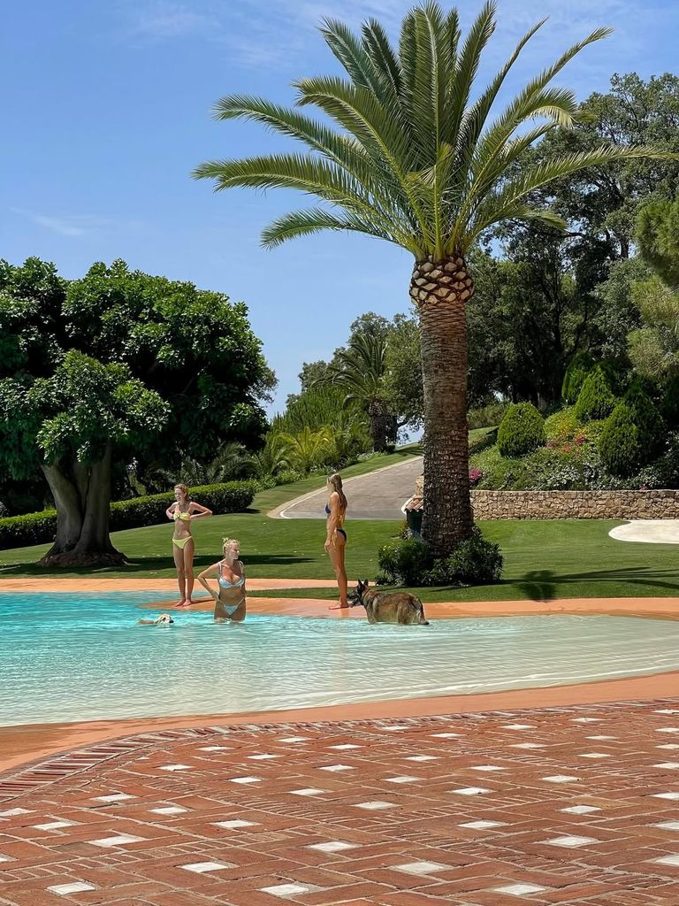 Las gemelas de Julio Iglesias disfrutan de la piscina entre amigas