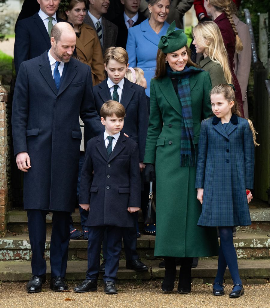 El príncipe William, príncipe de Gales; el príncipe Louis de Gales; el príncipe George de Gales; Catherine, princesa de Gales; y la princesa Charlotte de Gales asistieron al servicio matutino de Navidad.
