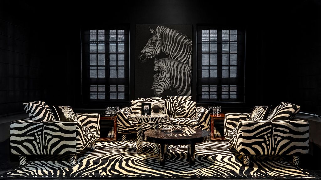 Salón con sofás y butacas de Dolce & Gabbana Casa con estampado de cebra