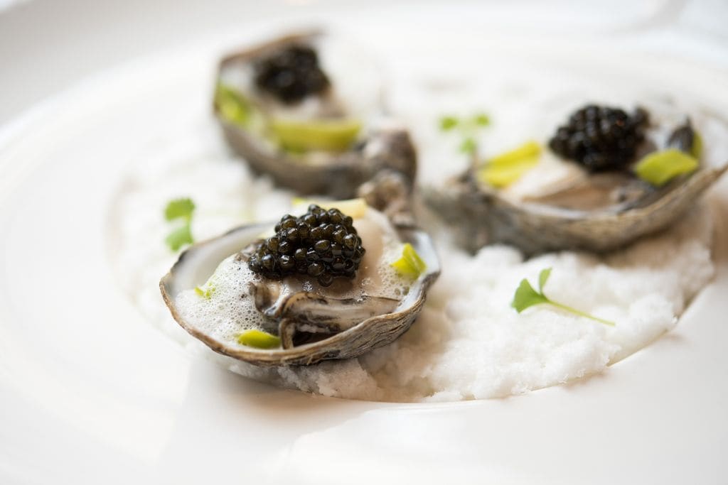 Ostras con caviar y aire de limón