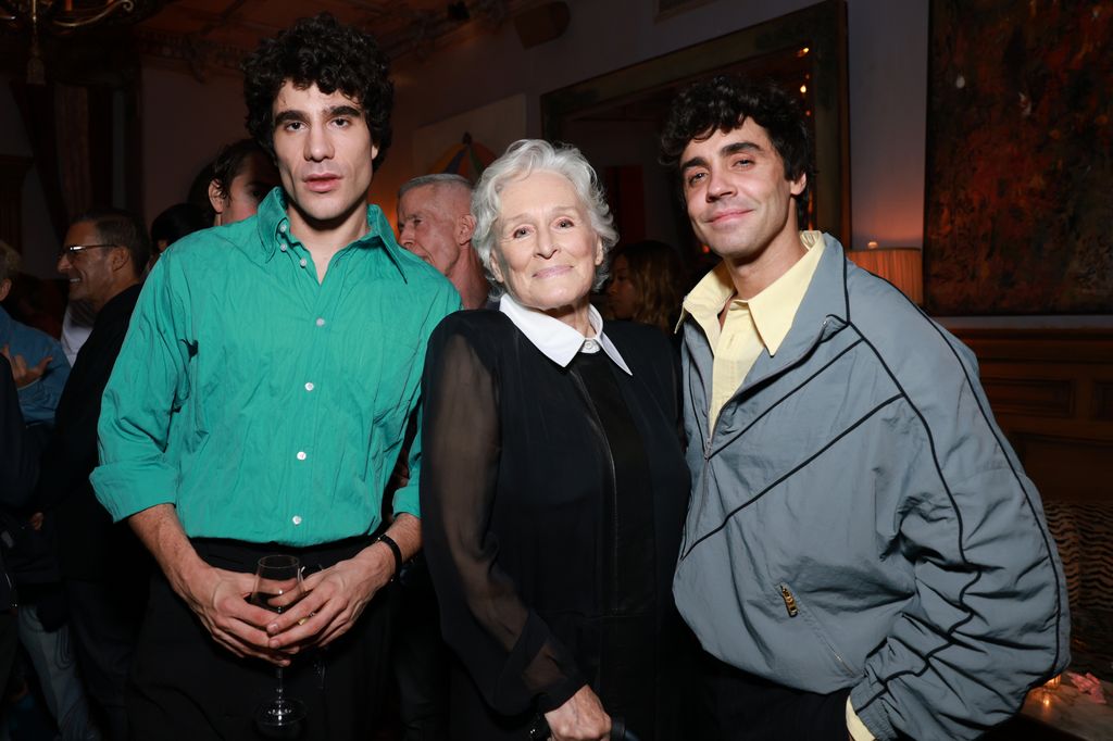 Javier Calvo y Javier Ambrossi, con Glenn Close en el estreno en NewFest