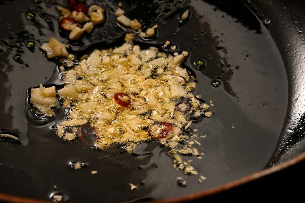 Aceite, ajo y cayena: tres imprescindibles para el sofrito.