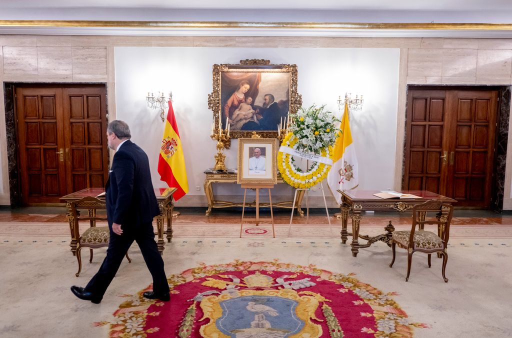 Imagen de una de las salas dispuestas para presentar las condolencias tras el fallecimiento de la anterior representante de la Iglesia Católica 