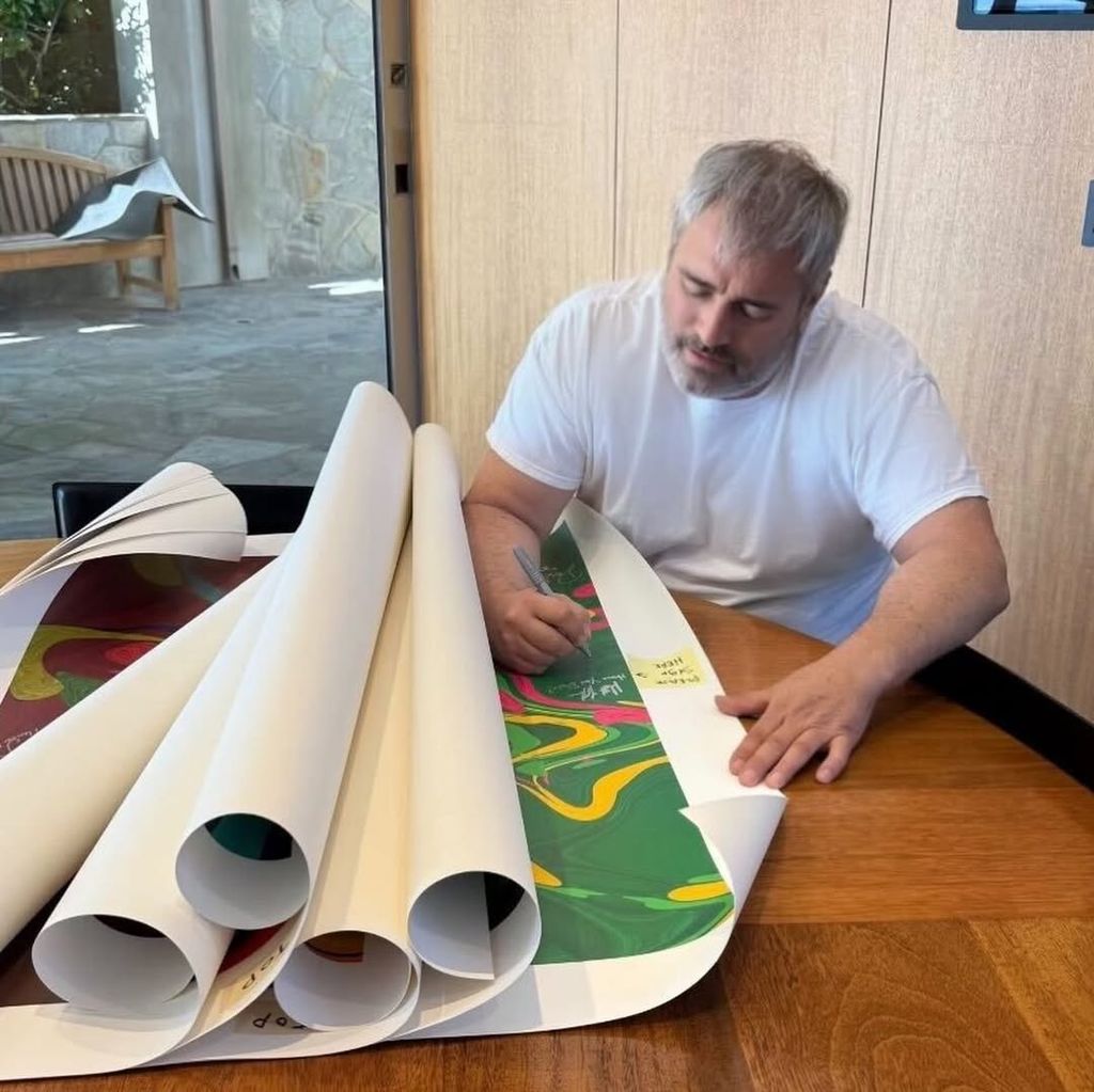 Matt LeBlanc con los dibujos de Friends del artista Tim Wakefield