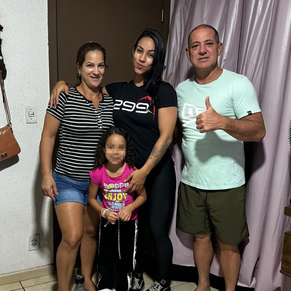 Karla junto a su hija pequeña, su padre y su madre