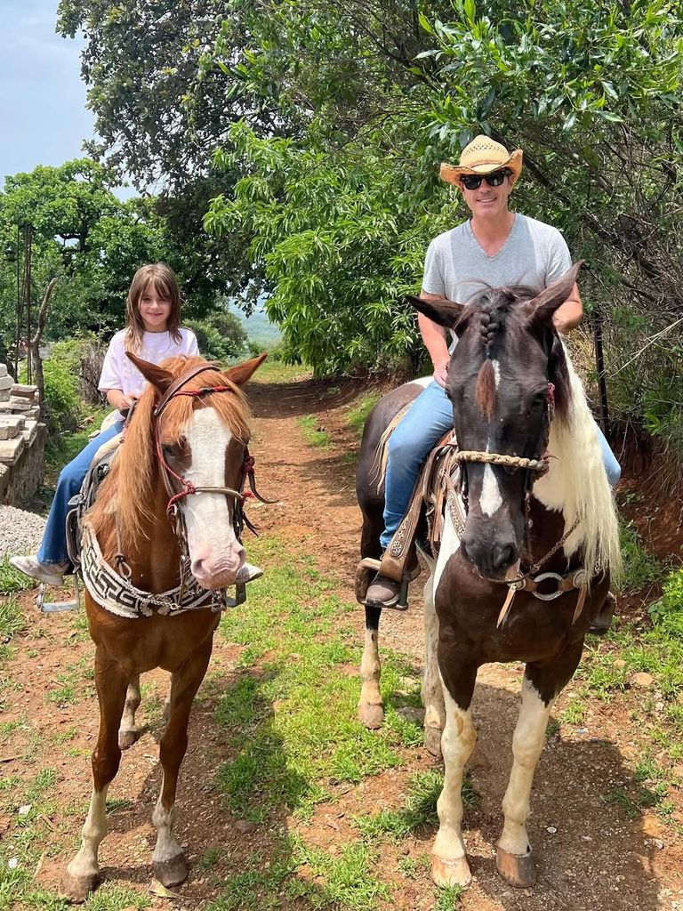 Mauricio Ochmann y su hija Kailani, los más divertidos en un paseo a caballo por el bosque 