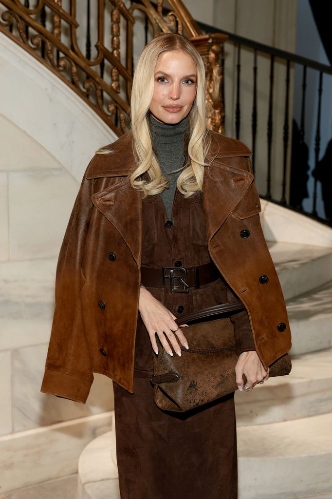 Leonie Hanne con conjunto de dos piezas de ante y cinturón sobre la chaqueta