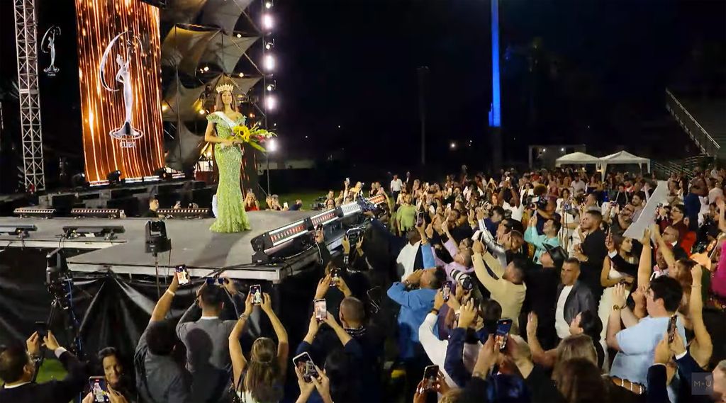 La multitud se reunió en el escenario para celebrar el triunfo de Lina en Miss Universe 2025