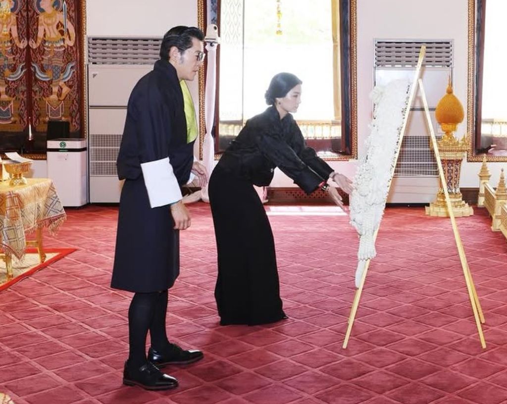 Los reyes de Bután en el Salón del Trono con motivo de la ofrenda a la princesa Bajrakitiyabha 