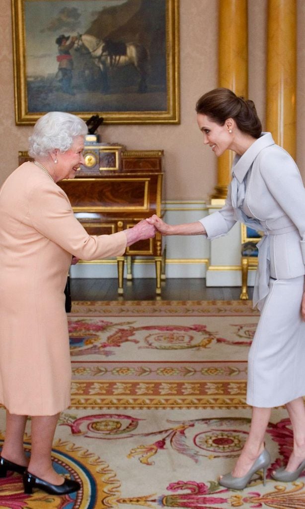 Isabel II HOLA PLUS