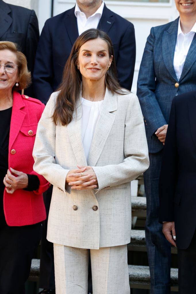 La reina Letizia sorprende con un traje de lino de Stradivarius
