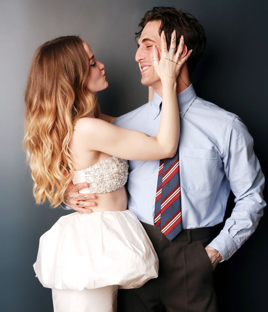 Posado de Dove Cameron y Damiano David en febrero de 2025