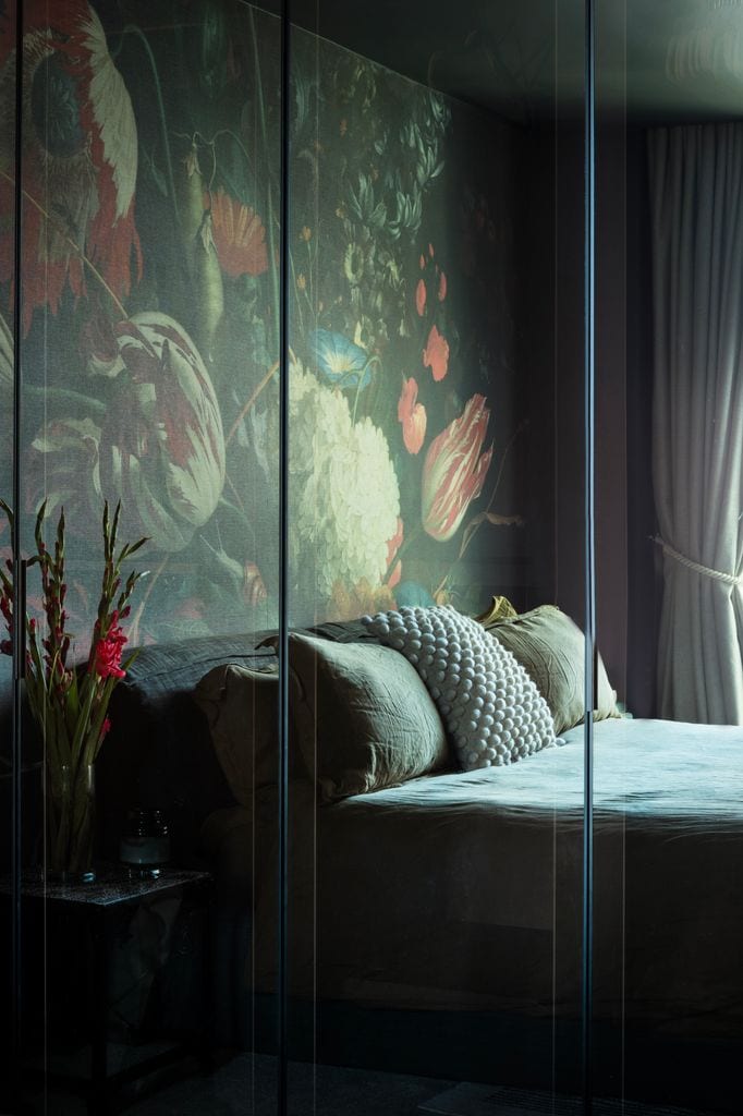 Cama reflejada en espejo del armario