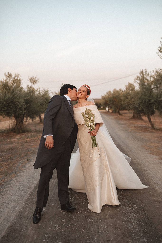 La boda de María con vestido de encaje de Manuel Zerpa en Sevilla
