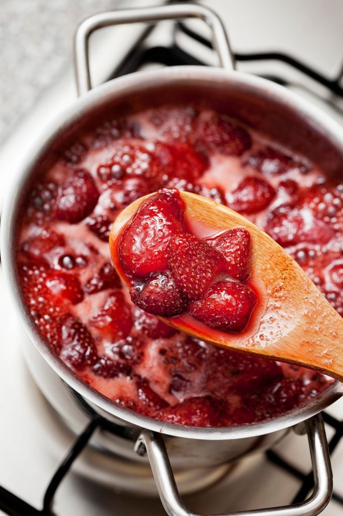 La compota de fresas es el complemento perfecto para los hotcakes.
