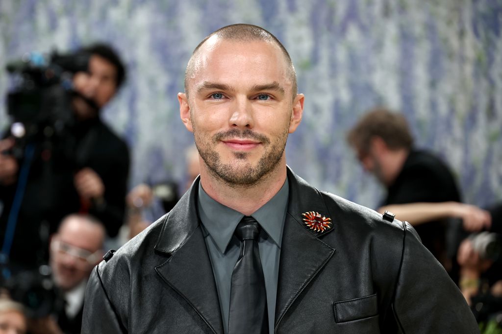 Para intentar ganar opciones, Hoult se llegó a presentar al casting de 'Harry Potter' con unas gafas falsas