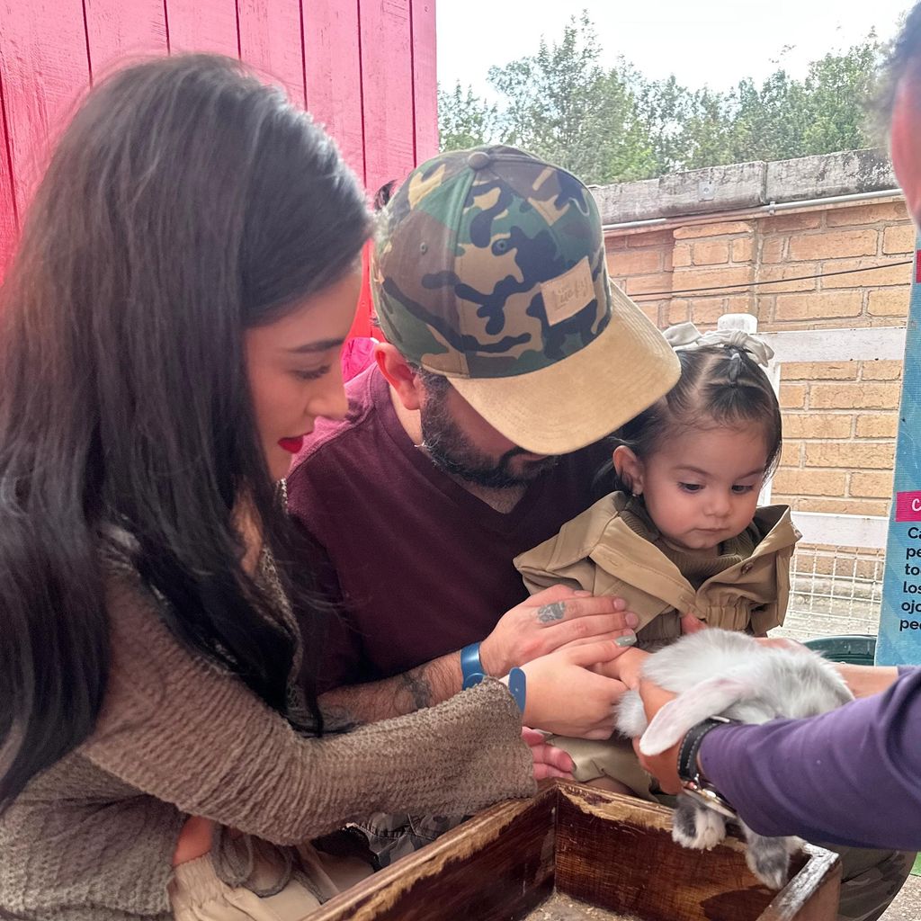 Tessa se mostró encantada de acariciar a un pequeño conejo.