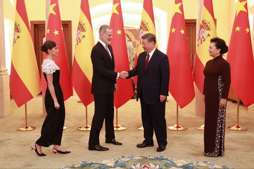 Los reyes Felipe y Letizia con el presidente de China, Xi Jinping y la primera dama, Peng Liyuan en una cena de gala en Pekín celabrada en noviembre de 2025