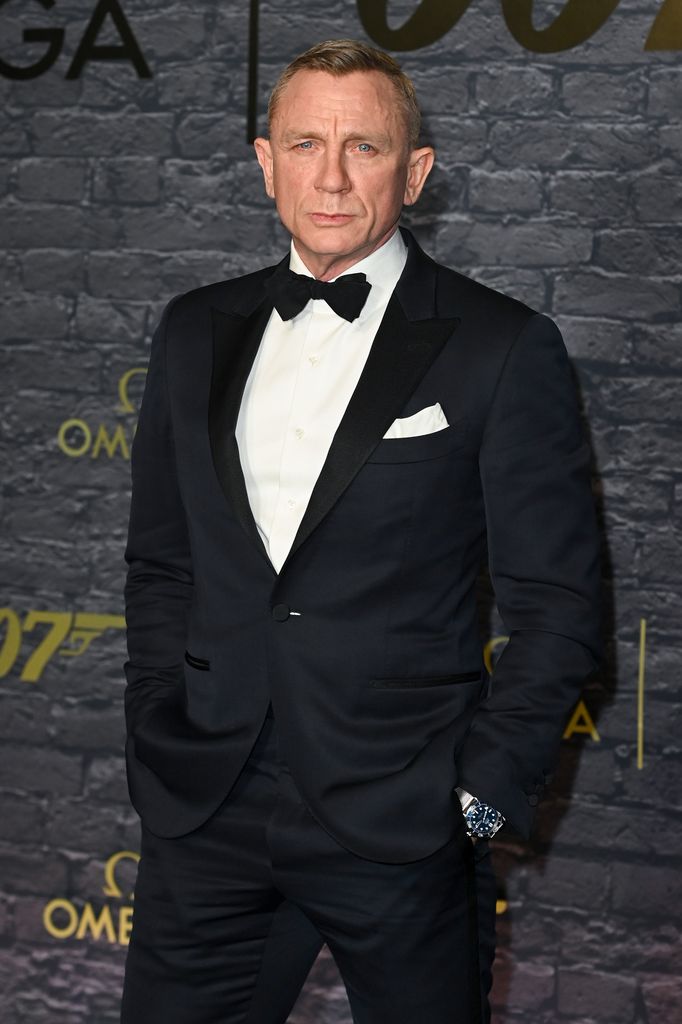 Plano medio de Daniel Craig en un evento con traje negro