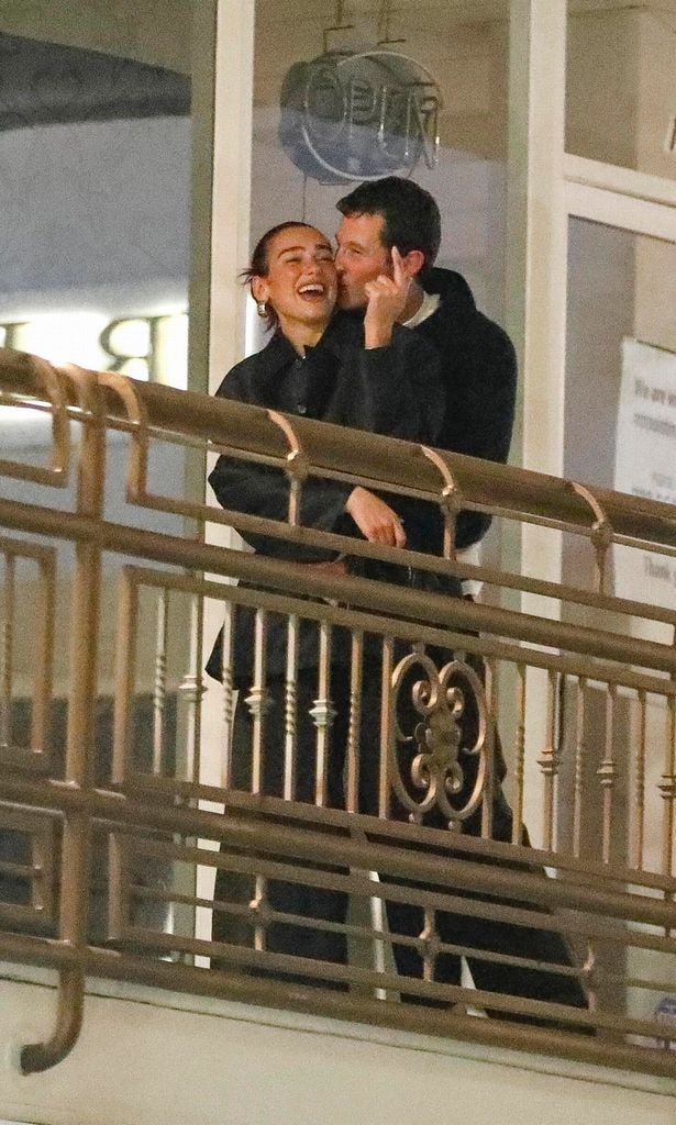 dua lipa y callum turner beso
