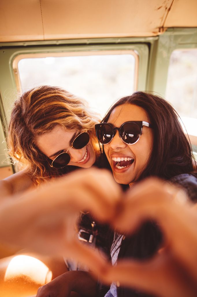 amigas sonriendo 