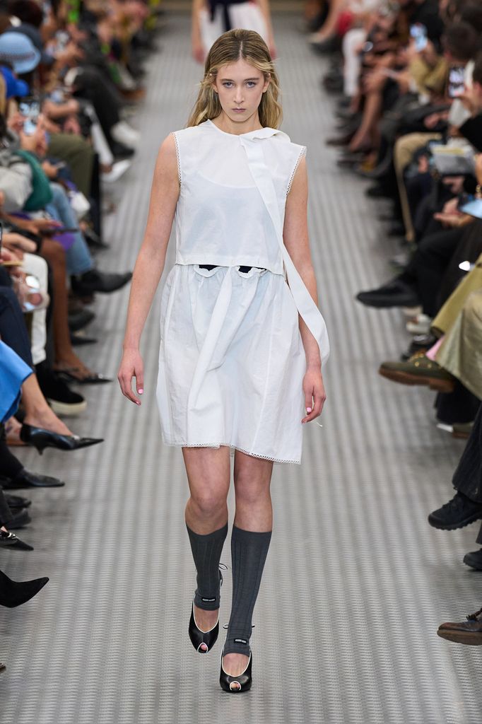 Sunday Rose camina la pasarela de Miu Miu.