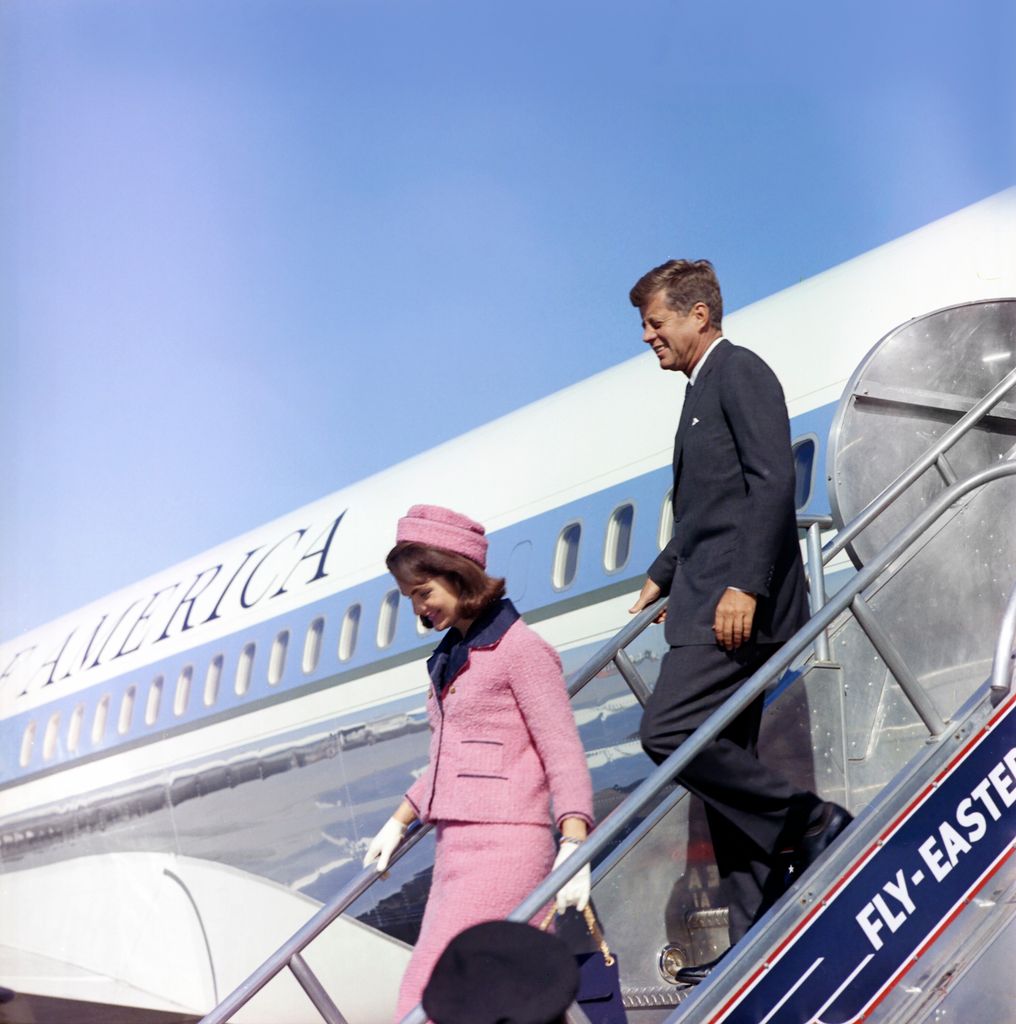 John F. Kennedy y Jacqueline Kennedy llegando al aeropuerto Love Field en Dallas el 22 de noviembre de 1963