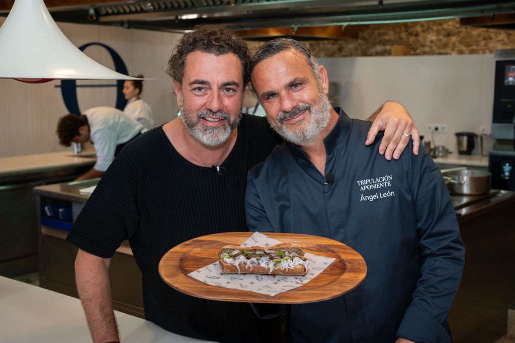 Rafa Zafra y Ángel León con el bikini de inspiración marinera con acentos mexicanos, combina puntillas de choco, mole y una cochambrosa teñida de tinta de choco.