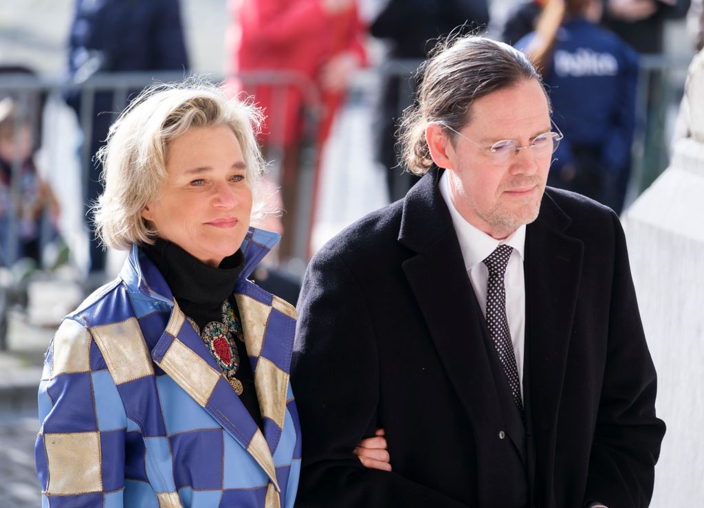 Plano medio de Delphine de Bélgica con James O'Hare