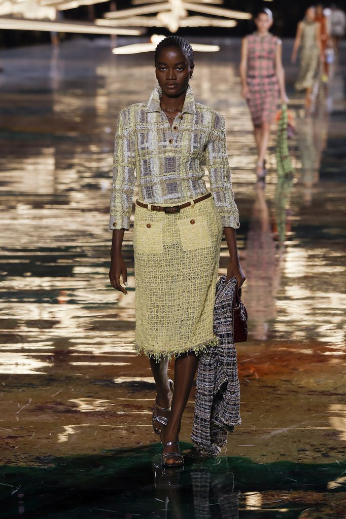 El conjunto de tweed en tonos neutros y amarillo pastel que llevó en la pasarela