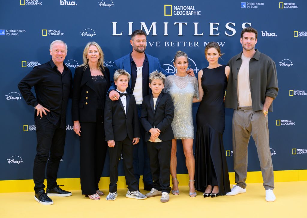 El actor también estuvo acompañado por sus papás y su hermano Liam 