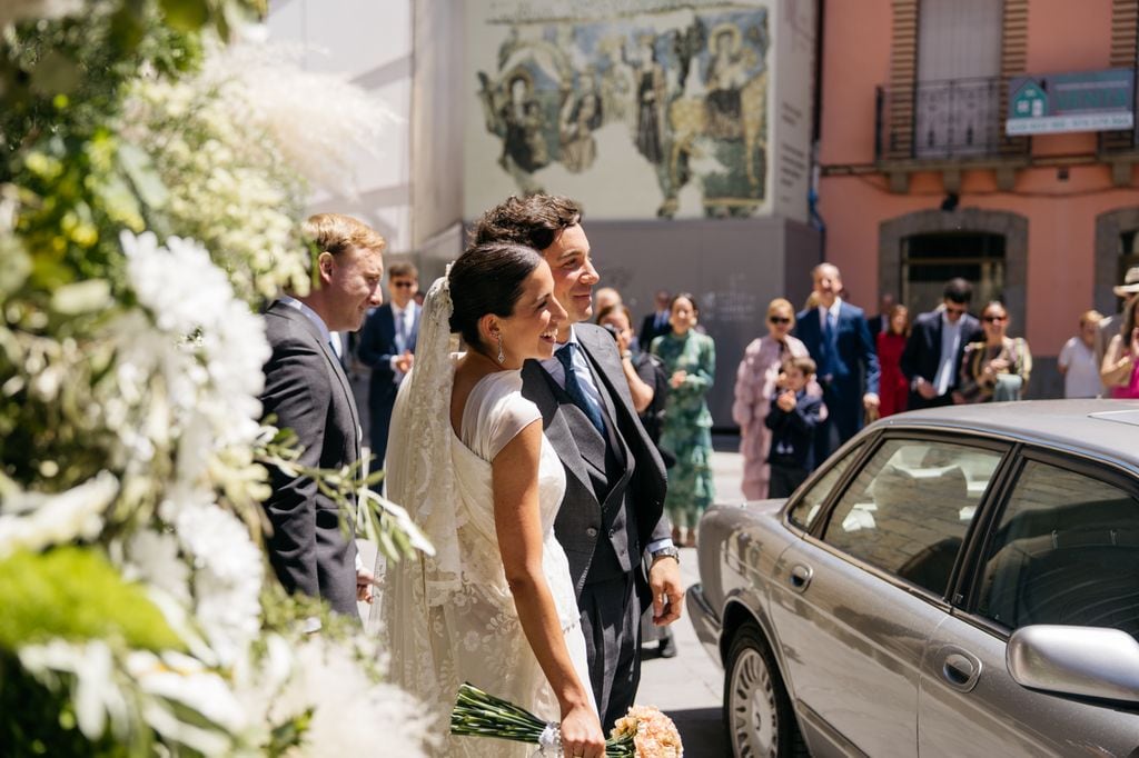 Boda viral en Huesca con vestido de novia asimétrico