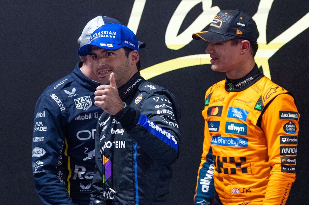 Carlos Sainz levanta el pulgar ante la afición