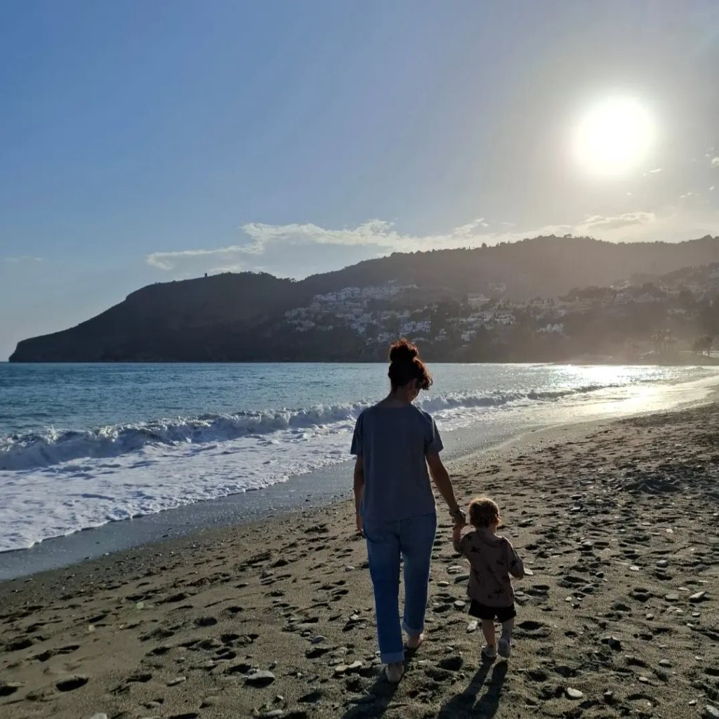 Sandra Blázquez con su hijo mayor de la mano
