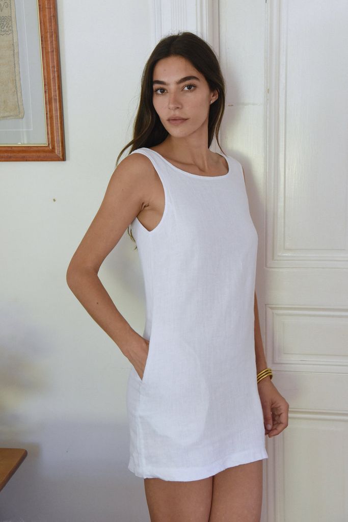 Rocío Crusset con vestido blanco de lino